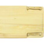 Tabla de madera con cuchillo y tenedor asador